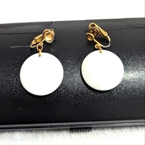 👑 1940s Vtg Signed Trifari White Round Disc Clip On Gold Tone Dangle Earrings